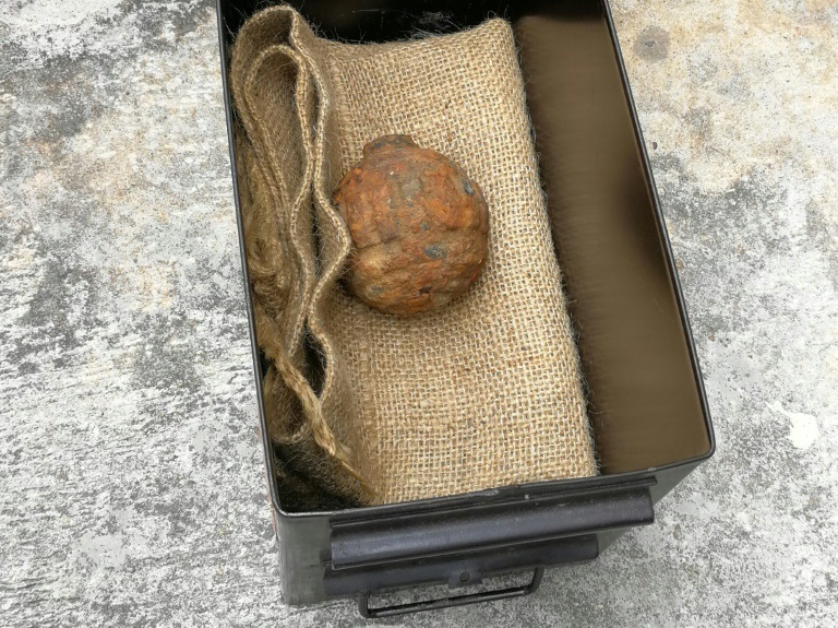 قنبلة يدوية من الحرب العالمية الأولى في هونغ كونغ في الثاني من شباط/فبراير2019( ا ف ب )