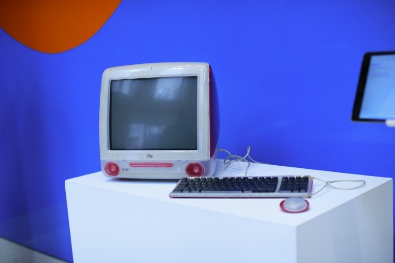 جهاز كمبيوتر كان يستخدمه مؤسس ويكيبيديا جيمي ويلز عند إطلاق الموسوعة الإلكترونية قبل عشرين عاما، خلال عرضه من دار كريستيز في نيويورك في الثالث من كانون الأول/ديسمبر 2021( ا ف ب)