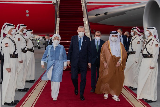 الرئيس التركي رجب طيب أردوغان وحرمه يصلان إلى العاصمة القطرية الدوحة (حساب قنا في تويتر)