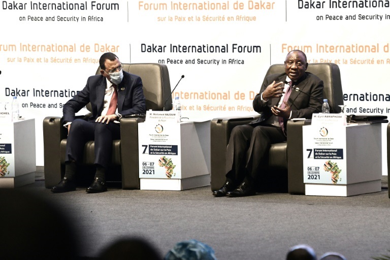 رئيس النيجر محمد بازوم (يسار) خلال مداخلة لنظيره الجنوب إفريقي سيريل رامابوزا في منتدى دكار للسلام والأمن في إفريقيا في 6 كانون الأول/ديسمبر 2021 ( ا ف ب )