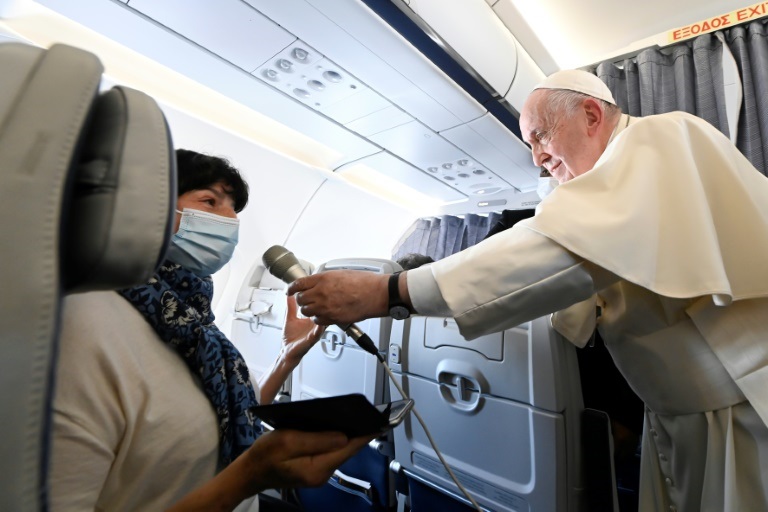 صورة وزّعها الفاتيكان يظهر فيها البابا فرنسيس حاملاً الميكروفون لصحافية لتطرح عليه سؤالاً خلال مؤتمر صحافي عقده على متن الطائرة التي عادت به إلى الفاتيكان من أثينا في 6 ك1/ديسمبر 2021( ا ف ب )