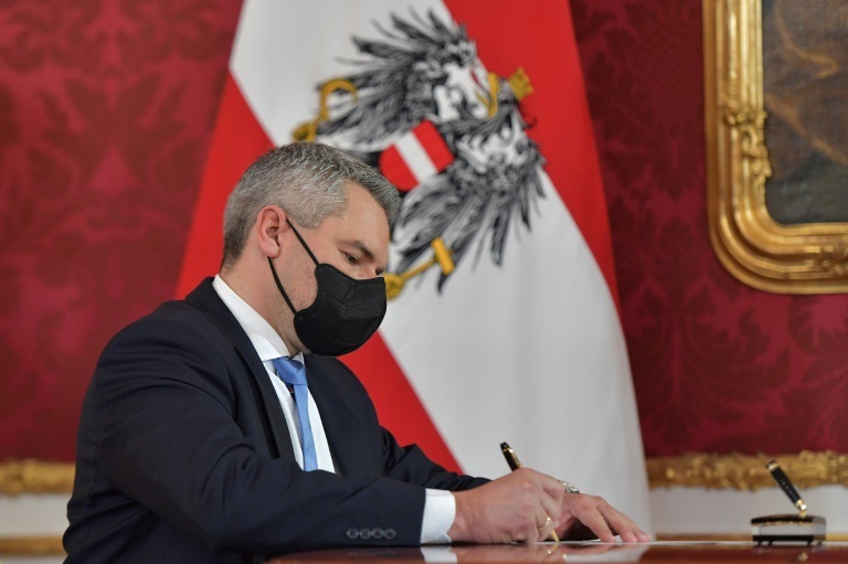 المستشار النمساوي الجديد كارل نيهامر في قصر هوفبورغ الرئاسي يوم تعيينه رسميًا في 6دديسبمر 2021(ا ف ب)