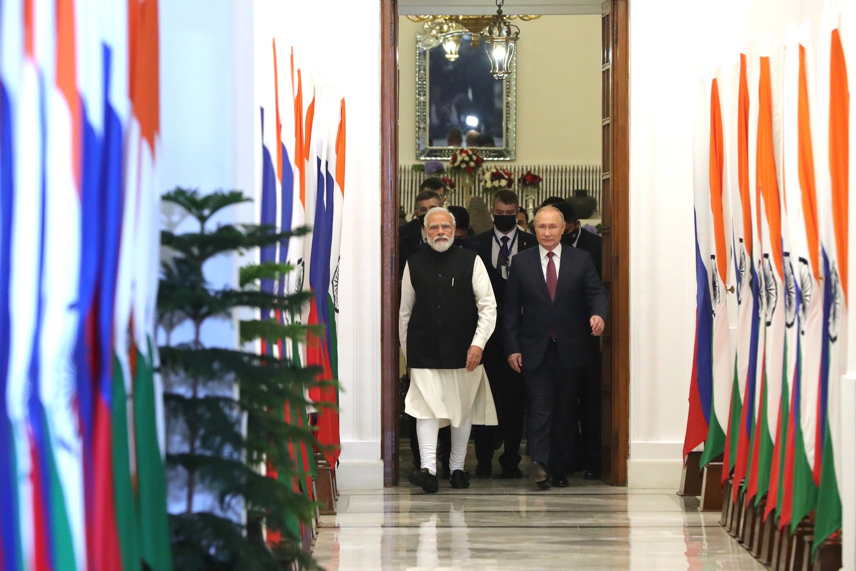 رئيس وزراء الهند ناريندرا مودي خلال استقباله الرئيس الروسي فلاديمير بوتين في قصر الضيافة الحكومي في نيودلهي، الإثنين 6 كانون الأول/ديسمبر 2021 ( د ب ا )