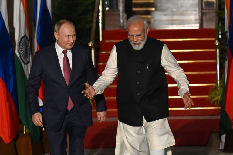 رئيس وزراء الهند ناريندرا مودي خلال استقباله الرئيس الروسي فلاديمير بوتين في قصر الضيافة الحكومي في نيودلهي، الإثنين 6 كانون الأول/ديسمبر 2021 ( ا ف ب)