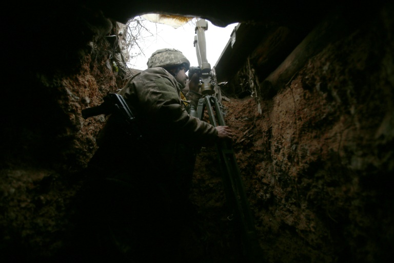  جندي اوكراني في موقع على خطة الجبهة قرب افديفكا بمنطقة دونيتسك في 5 نيسان/ابريل 2021(ا ف ب).