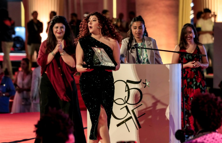 المخرجة الفلسطينية-الأميركية هند شوفاني لدى تسلمها جائزة مهرجان الجونة في 21 تشرين الأول/أكتوبر 2021(ا ف ب)