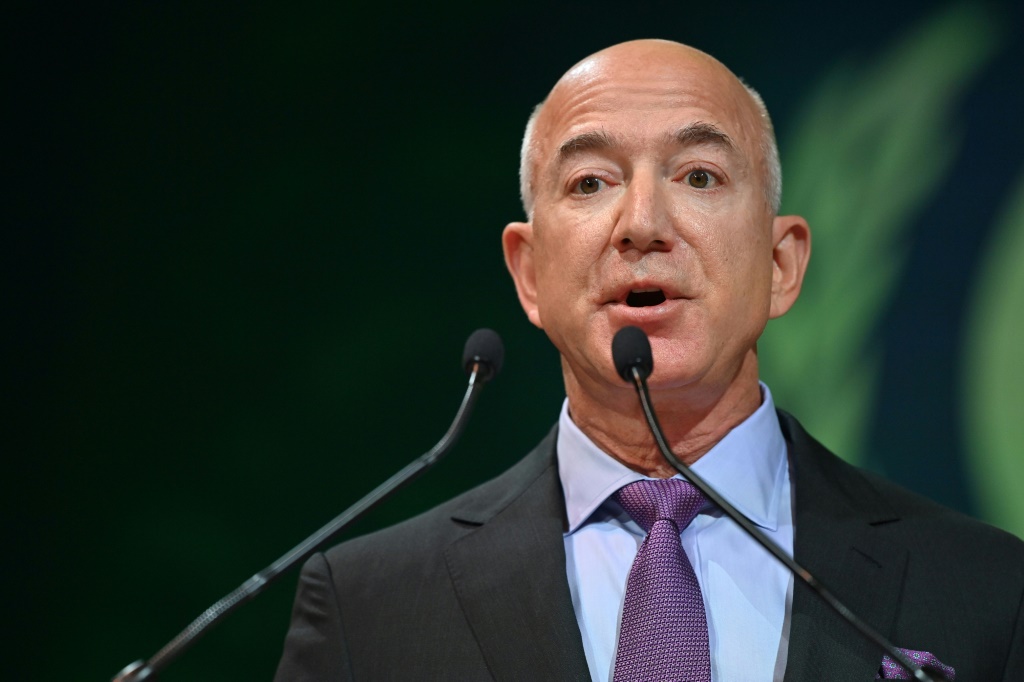 جميع أغنى 10 أشخاص في مجلة Forbes باستثناء اثنين من رواد صناعة التكنولوجيا ، بما في ذلك Amazon Jeff Bezos ، الذي تأثرت ثرواته بشدة بسبب ارتفاع أسعار أسهم الشركة (ا ف ب)   