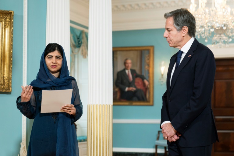 وزير الخارجية الأميركي أنتوني بليكن والناشطة الباكستانية ملالا يوسفزاي في واشنطن في 6 ديسمبر 2021.