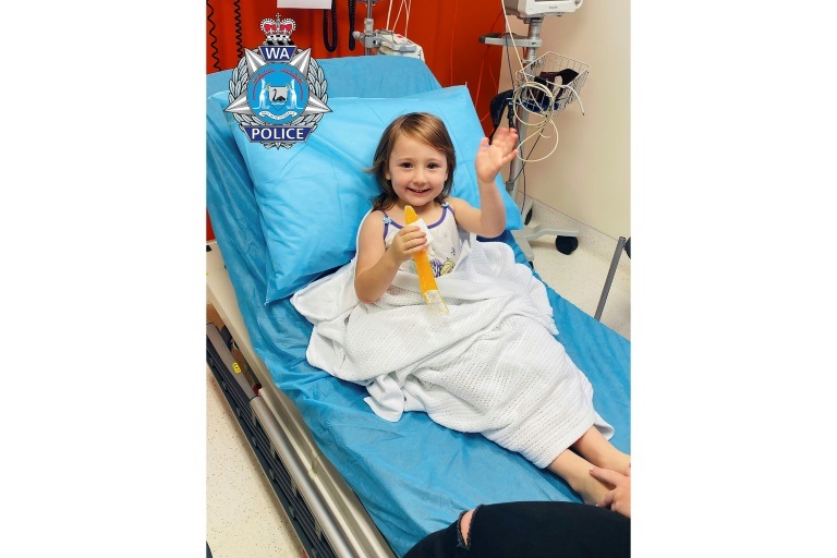 صورة وزعتها شرطة أستراليا الغربية في 3 تشرين الثاني/نوفمبر 2021 تظهر الطفلة كليو سميث البالغة أربع سنوات في أحد المستشفيات بعد العثور عليها إثر فقدانها في منتصف تشرين الأول/أكتوبر( ا ف ب )