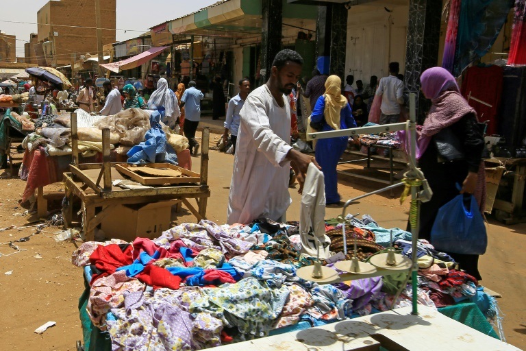 سودانيون يتبضعون في أم درمان المدينة التوأم للخرطوم بعد بدء فك إجراءات العزل في الثامن منيوليو 2020(ا ف ب)