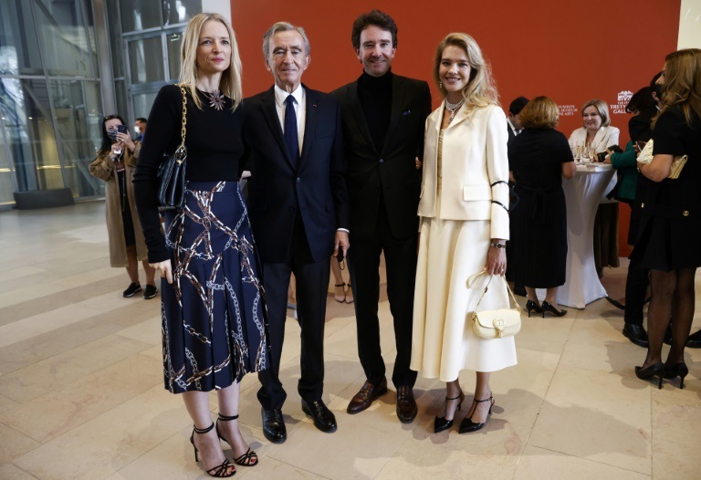 رئيس مجموعة لوي فويتون برنار ارنو برفقة ابنته وابنه وزوجته في 21 ايلول/سبتمبر 2021 في باريس(ا ف ب)