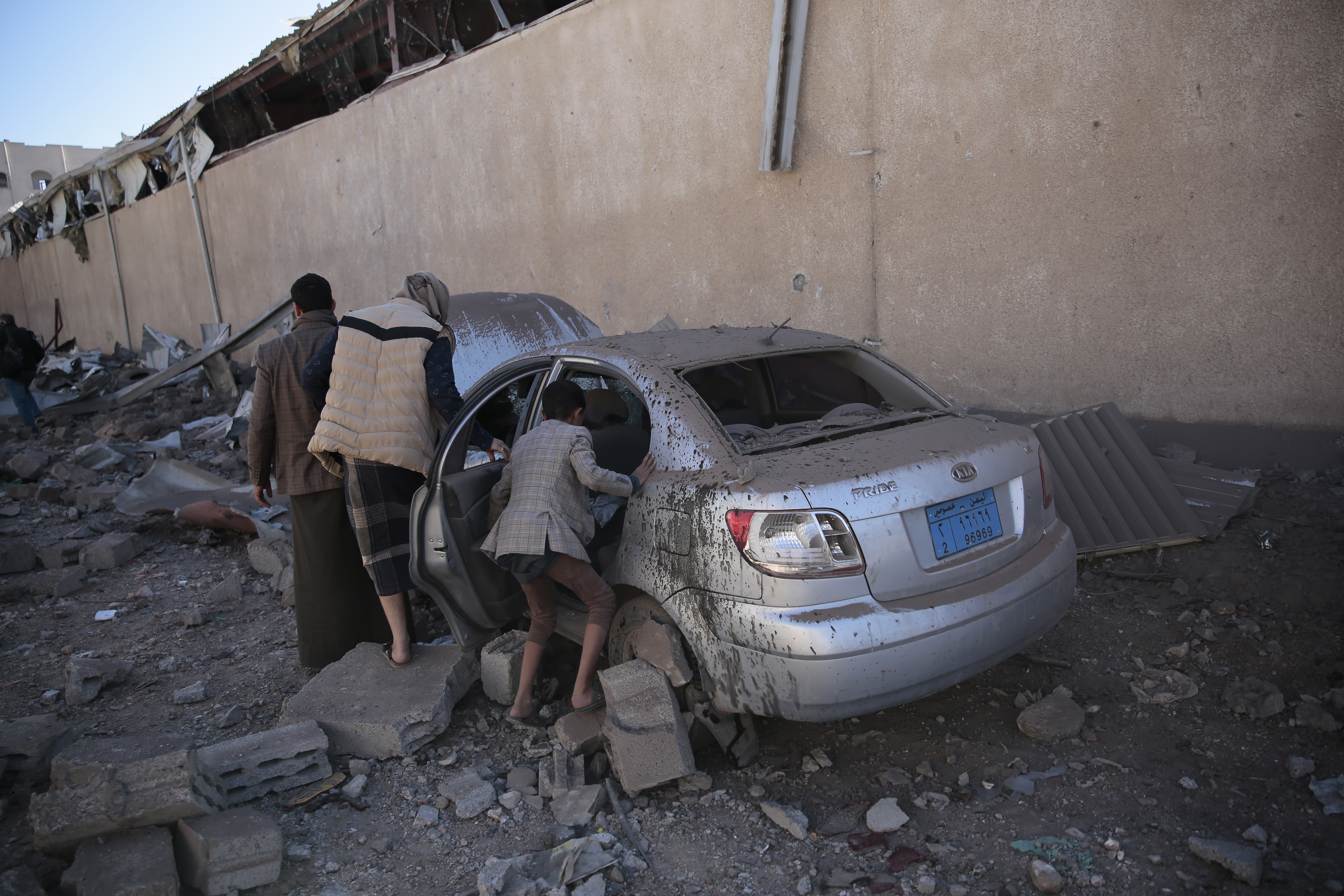 من اثار قصف سعودي للعاصمة اليمنية صنعاء ( د ب ا)