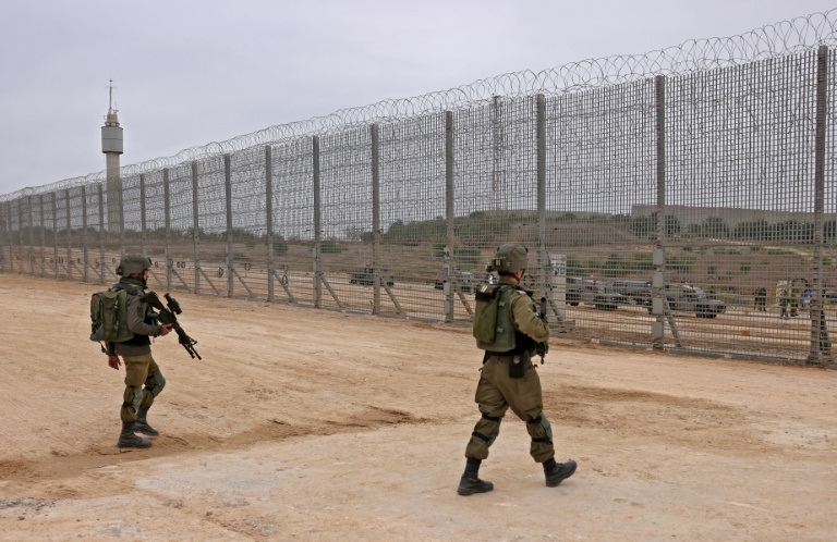 جنود اسرائيليون قرب السياج الفاصل عن قطاع غزة في جنوب إسرائيل في 7ديسمبر2021(ا ف ب )