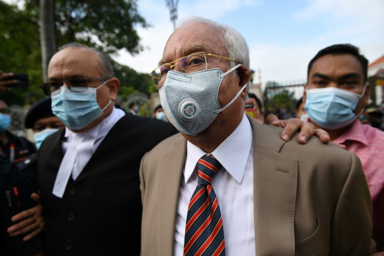 رئيس الوزراء الماليزي السابق نجيب رزاق لدى وصوله إلى المحكمة العليا في كوالابور في 28 تموز/يوليو 2020 (اف ب)