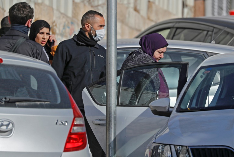        القوى الأمنية الإسرائيلية توقف امرأة في مدرسة في حي الشيخ جراح في القدس الشرقية المحتلة في الثامن من كانون الأول/ديسمبر 2021 بعد تعرض إسرائيلية للطعن ( ا ف ب  )