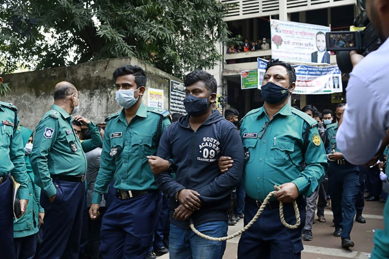 الشرطة ترافق الطلبة المدانين بعد حكم الإعدام الصادر بحقهم في دكا بتاريخ 8 كانون الأول/ديسمبر 2021 (أ ف ب)