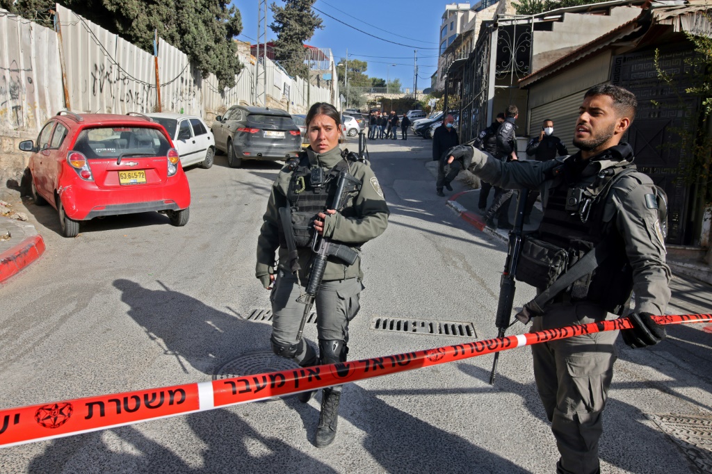 قوات الأمن الإسرائيلية تجري عملية مطاردة بعد عملية طعن في حي الشيخ جراح المتوتر في القدس الشرقية التي تم ضمها (ا ف ب)