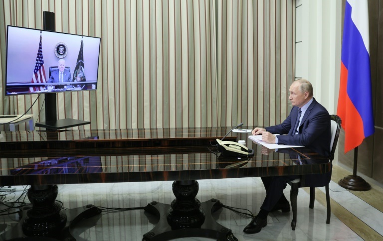 الرئيس الروسي فلاديمير بوتين خلال قمة افتراضية مع نظيره الأميركي جو بايدن من مقره في سوتشي على البحر الأسود في 7 كانون الأول/ديسمبر 2021 ( ا ف ب)