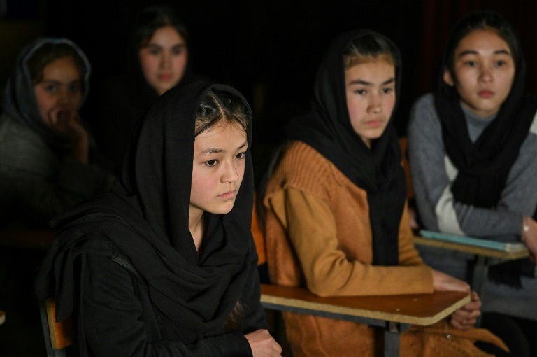 التلميذة مرسال (يسار) وزميلاتها يشاركن في حصة تعليمية في إذاعة بيغوم في كابول في 28نوفمبر2021(ا ف ب)