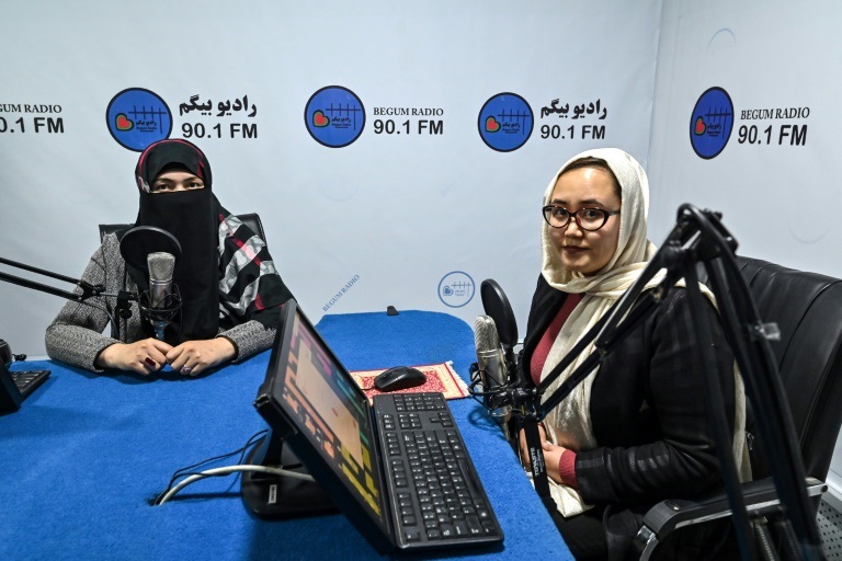 مديرة الإذاعة سابا شمان (يمين) وزميلتها تعملان في إذاعة بيغوم في 28 نوفمبر2021 في كابول(ا ف ب)
