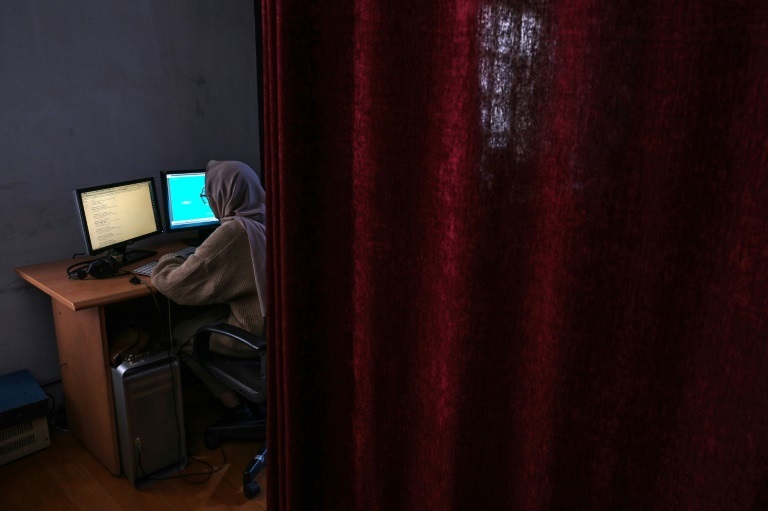 امرأة تعمل في إذاعة بيغوم في كابول في 28 تنوفمبر 2021 (اف ب)