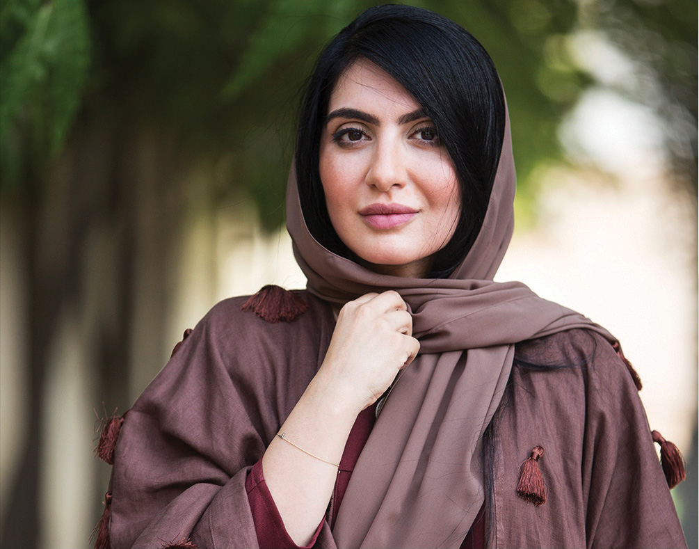 المصورة ومنتجة الأفلام الإماراتية الحائزة عدة جوائز، لمياء قرقاش ( التواصل الاجتماعي)