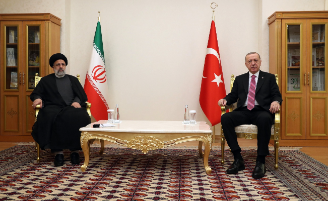 الرئيس التركي رجب طيب أردوغان ونظيره الإيراني إبراهيم رئيسي يوم 28 نوفمبر / تشرين الثاني على هامش القمة الخامسة عشرة لمنظمة التعاون الاقتصادي (ECO) في تركمانستان. ( الاناضول)