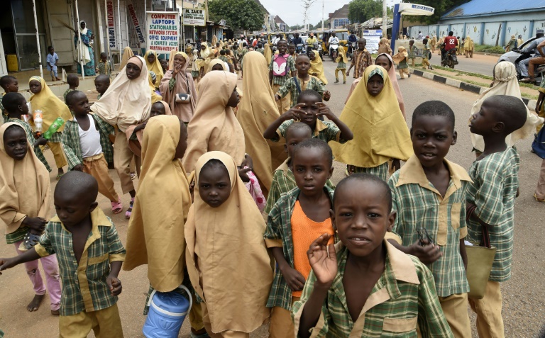  أطفال يغادرون مدرستهم في سوكوتو بشمال غرب نيجيريا في 22 أيلول/سبتمبر 202 (ا ف ب)