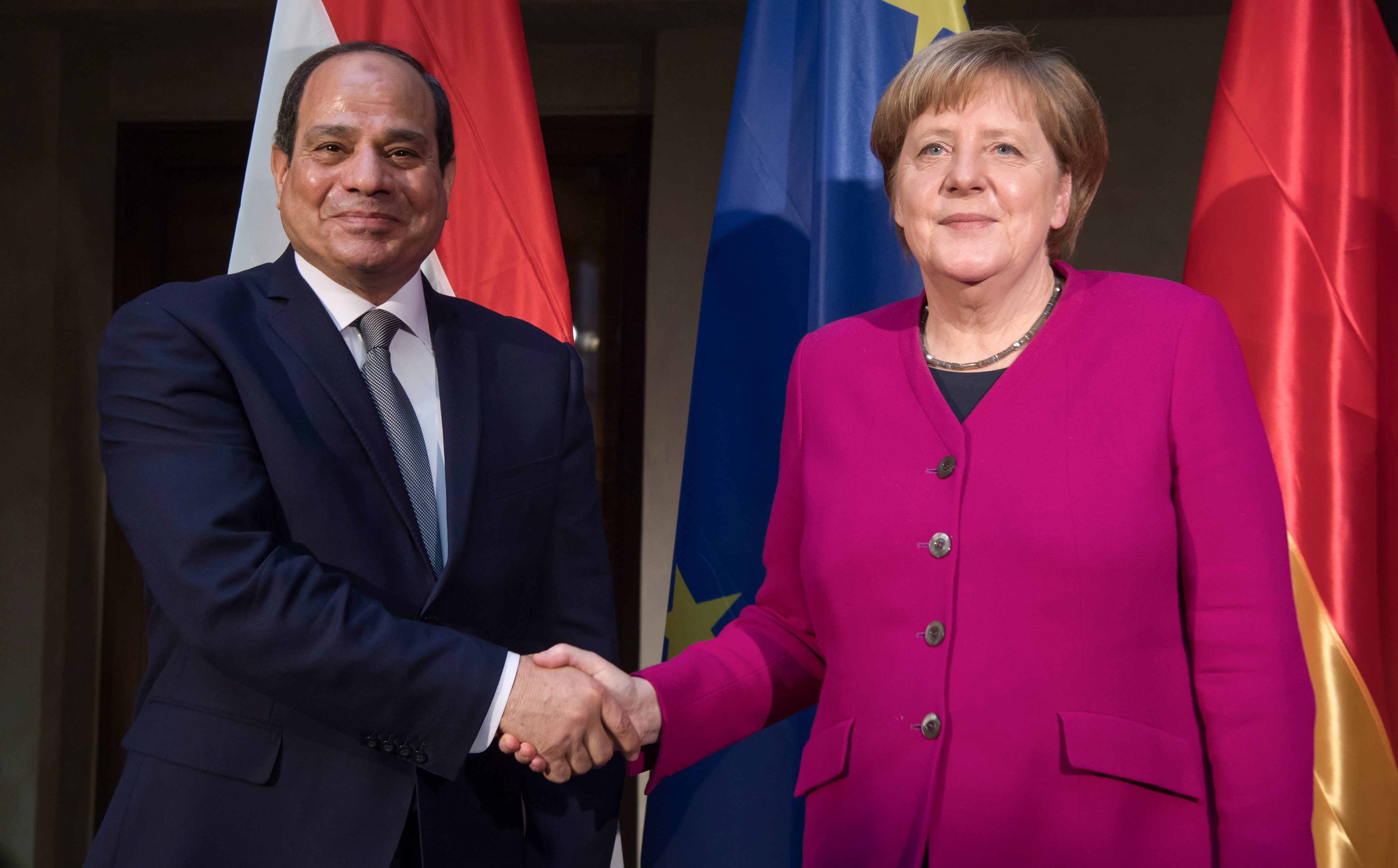 المستشارة الألمانية أنجيلا ميركل (R) تصافح الرئيس المصري عبد الفتاح السيسي(د ب أ)