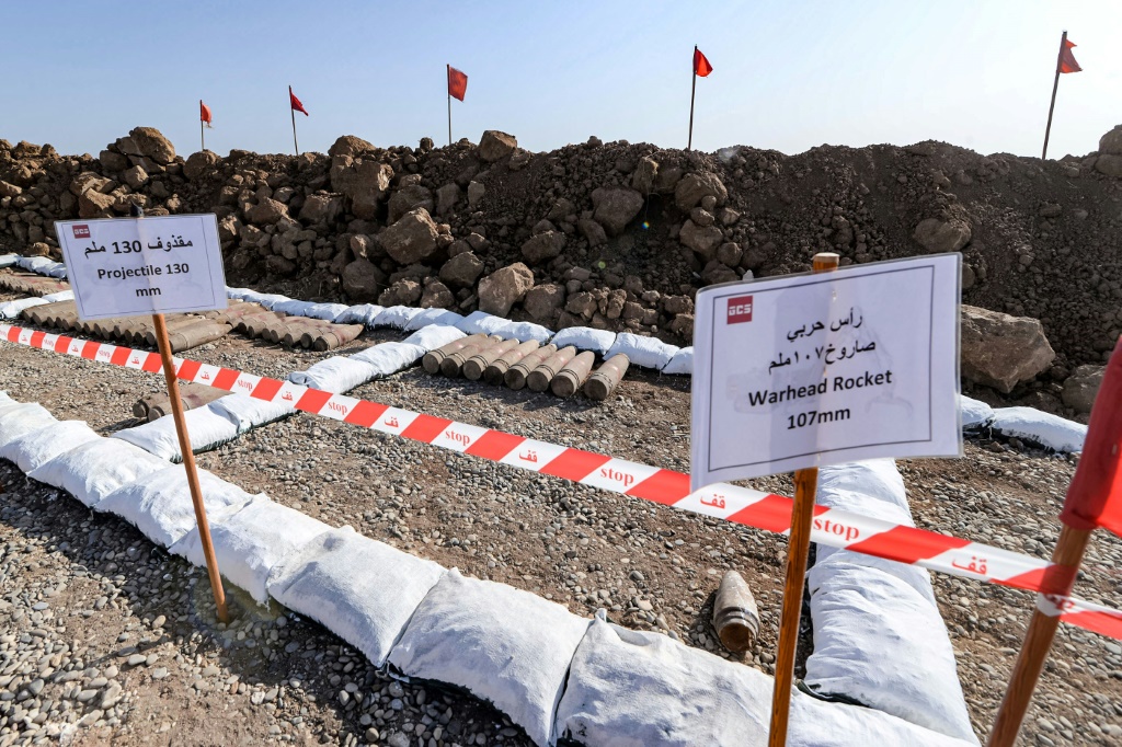 ذخائر ورؤوس حربية نزعتها فرق تفكيك الألغام، في منطقة قريبة من قرية حسن جلاد شمال الموصل بشمال العراق في 29 تشرين الثاني/نوفمبر 2021 (ا ف ب)