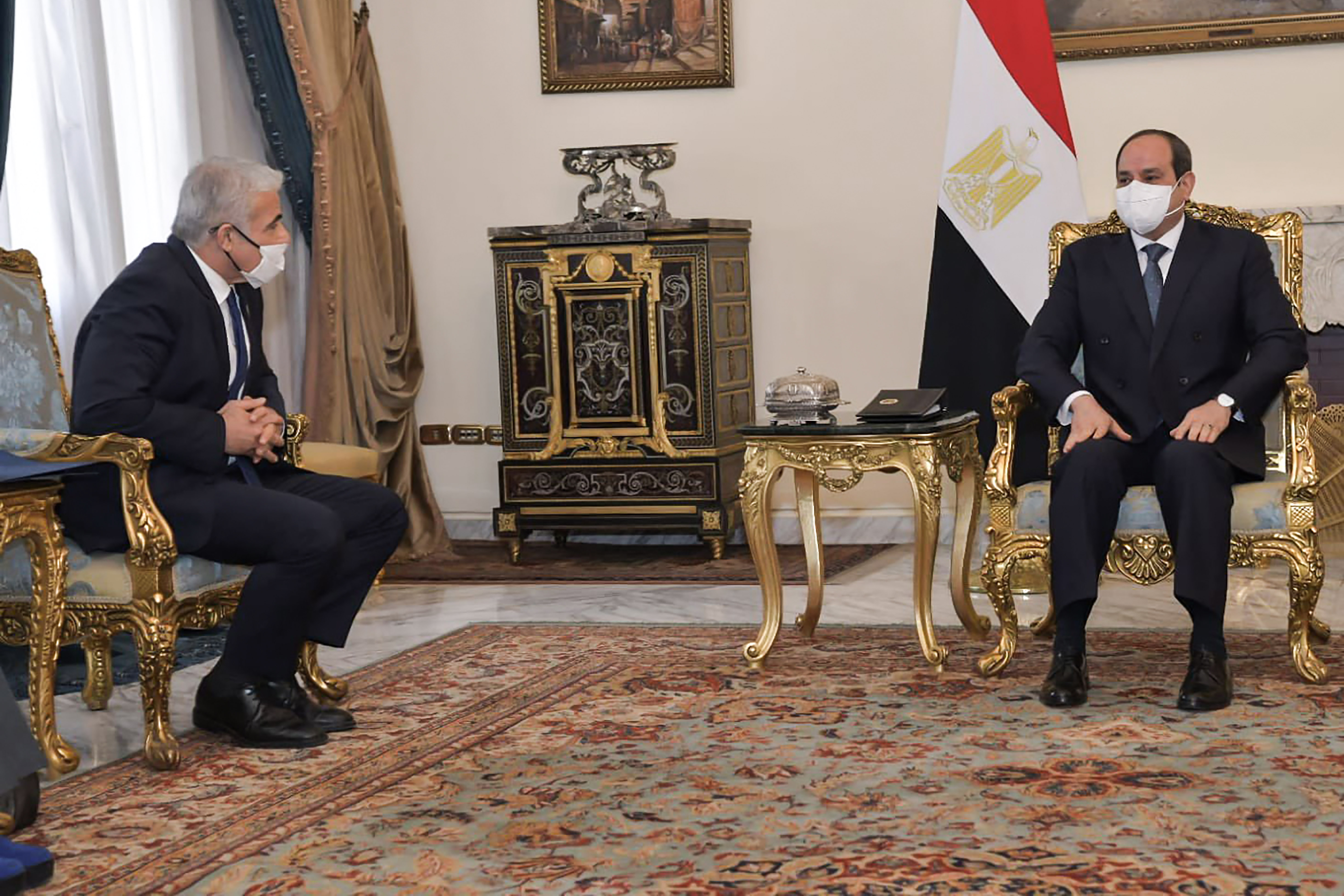 الرئيس المصري عبد الفتاح السيسي، خلال استقباله وزير الخارجية الإسرائيلي يائير لابيد اليوم في االقاهرة (د ب أ)