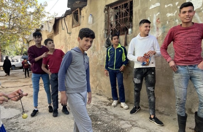 مجموعة أطفال يعملون وهم عرضة لشتى أشكال التنمر (الجزيرة)