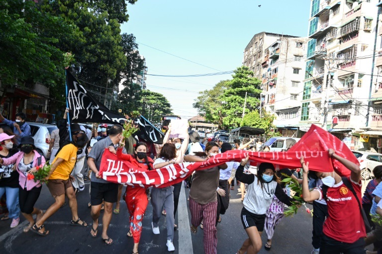 متظاهرون ضد الانقلاب في رانغون (ا ف ب)