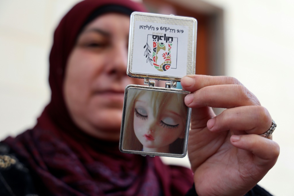 &nbsp;  مرشحة لانتخابات المجالس البلدية الفلسطينية تعرض مرآة جيب استُخدمت في حملة قائمة كل أعضائها نساء (ا ف ب)