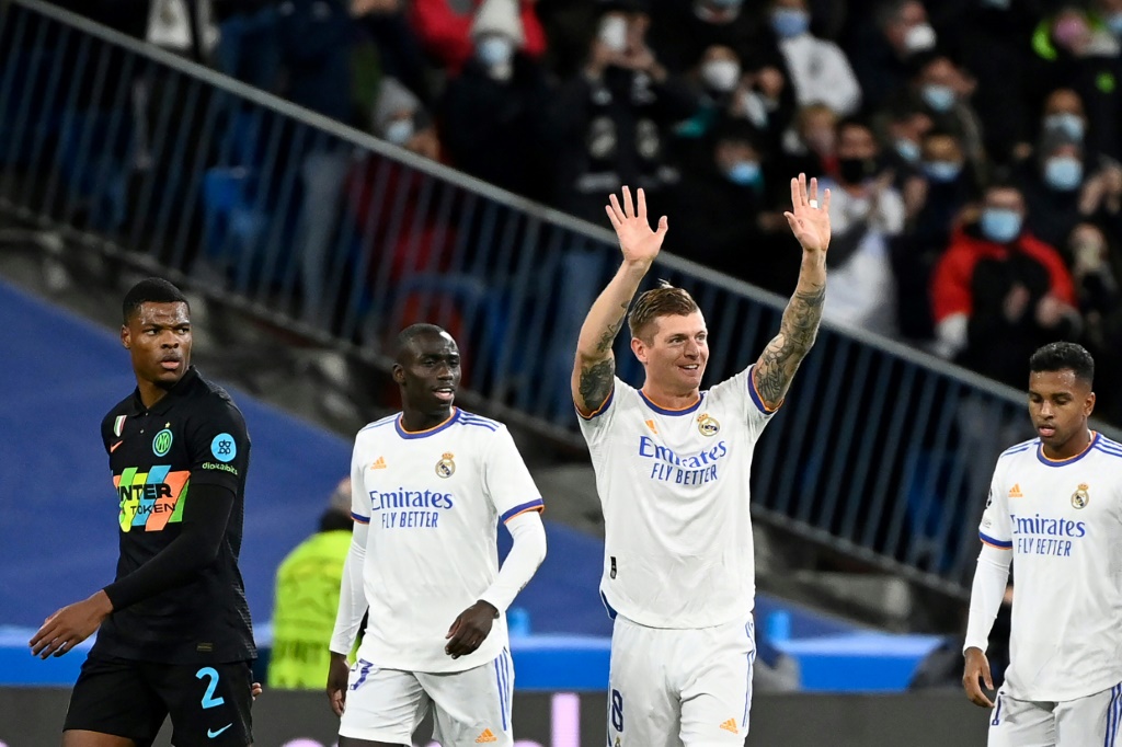 لاعب ريال مدريد كروس (وسط) يحتفل بتسجيله هدف ضد إنتر الايطالي في ختام دور المجموعات لدوري الأبطال (ا ف ب)