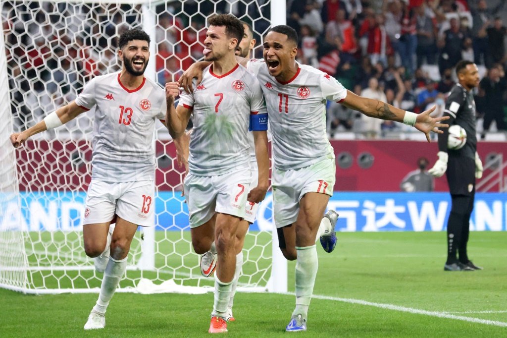 التونسي يوسف المساكني (وسط) يحتفل بتسجيله الهدف الثاني لمنتخب بلاده أمام عمان (ا ف ب)