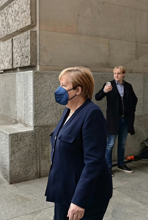 انغيلا ميركل تغادر البرلمان الالماني في برلين (ا ف ب)