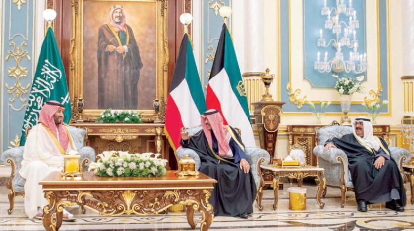 أمير الكويت مستقبلاً ولي العهد السعودي بحضور ولي عهد الكويت في قصر يمامة (واس)