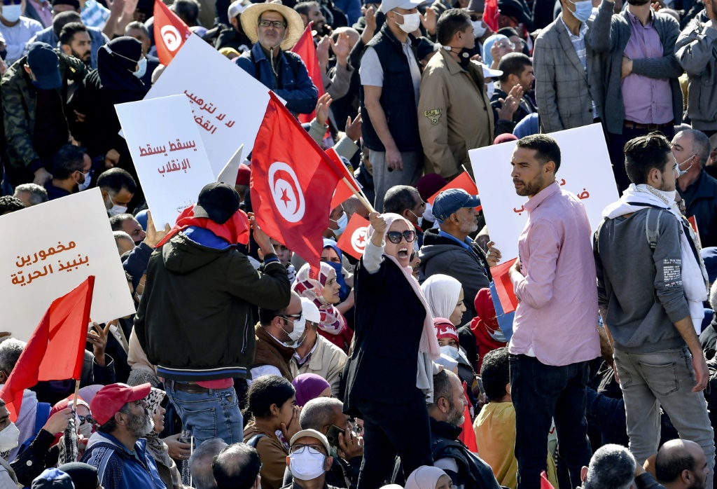 الرئيس التونسي صرح الخميس الماضي بأنه لا يمكن أن يتواصل العمل بدستور 2014 لأنه لا مشروعية له (أ ف ب)