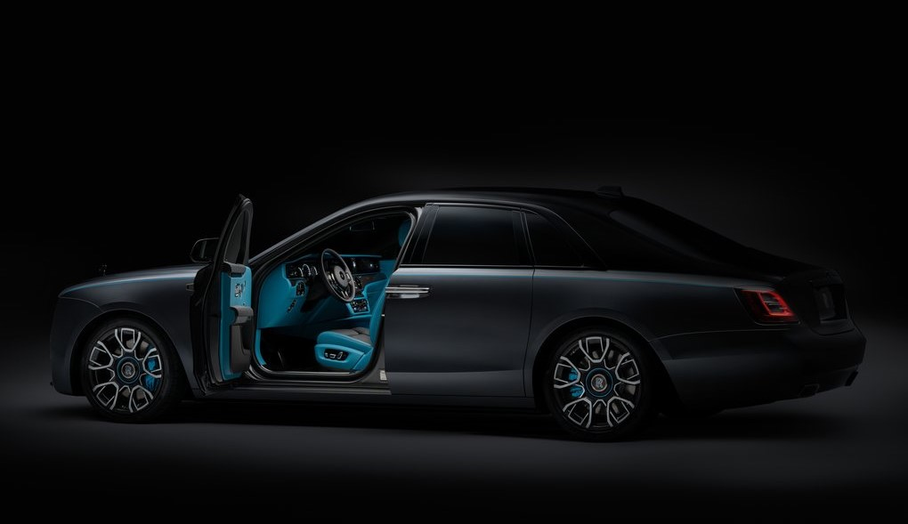 التصميم الخارجي لجوست بلاك بادج