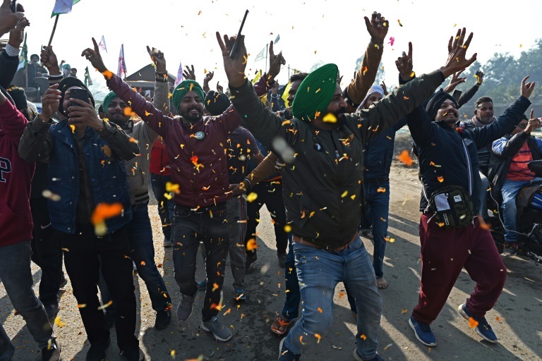 مزارعون يحتفلون أثناء تجهزهم لمغادرة موقف اعتصام في سينغو(ا ف ب)