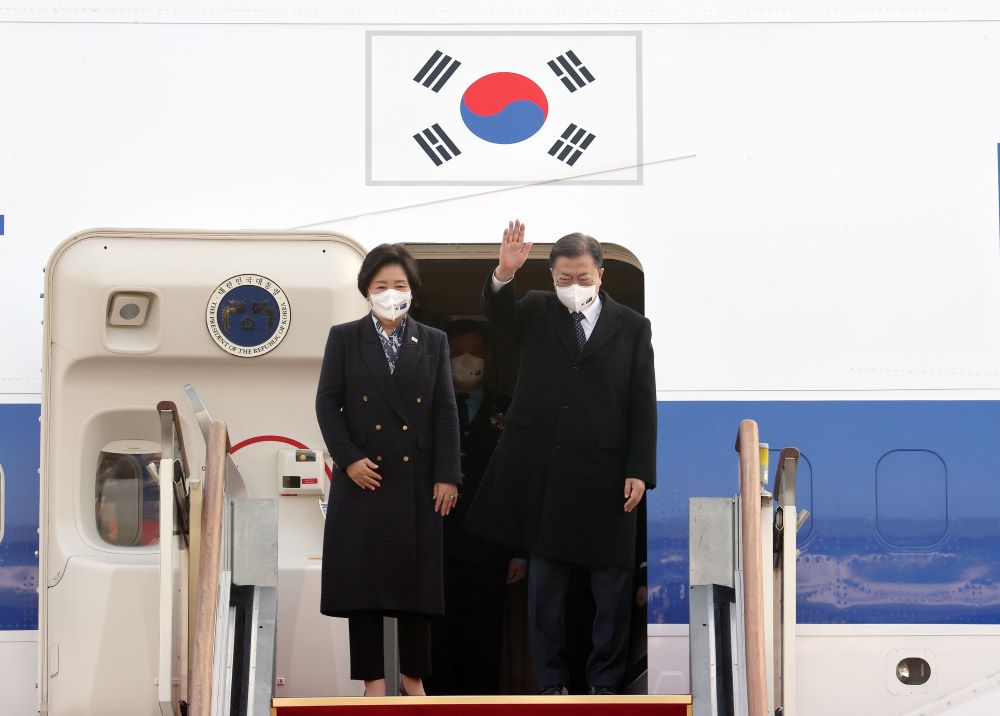  رئيس كوريا الجنوبية مون جيه-إن (R) يلوح قبل أن يغادر إلى أستراليا من مطار بالقرب من سيول(ا ف ب)