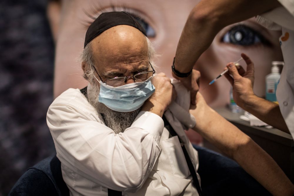 رجل يهودي أرثوذكسي يتلقى جرعته من لقاح Pfizer-BioNTech COVID-19(د ب أ)