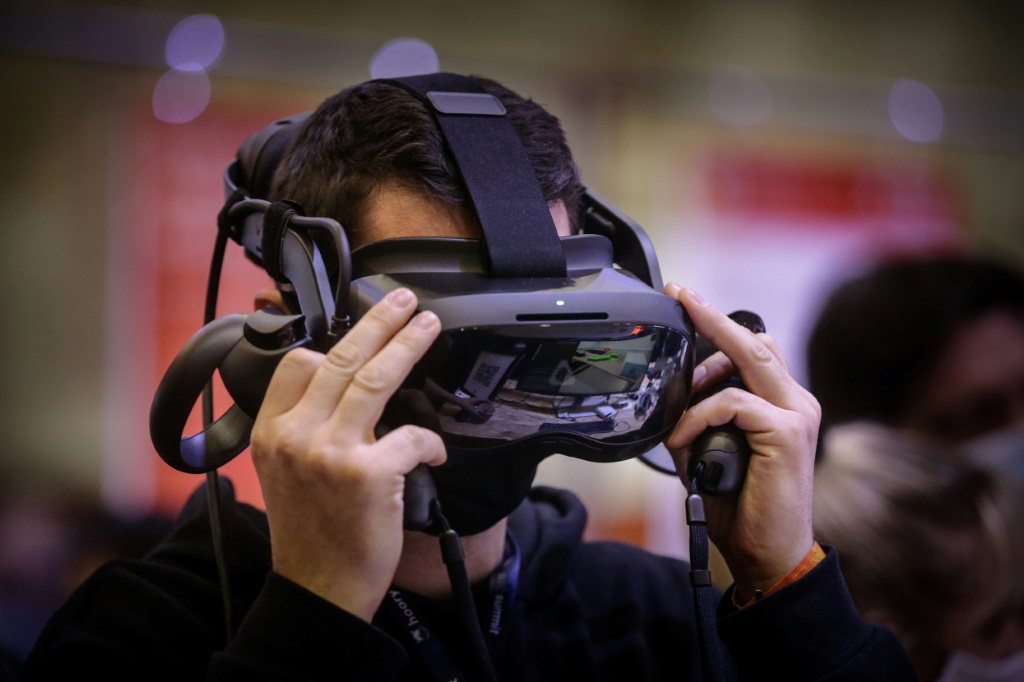 رجل يضع نظارات الواقع الافتراضي خلال مؤتمر "ويب ساميت" في لشبونة (البرتعال) في 3 تشرين الثاني/نوفمبر 2021 (ا ف ب)