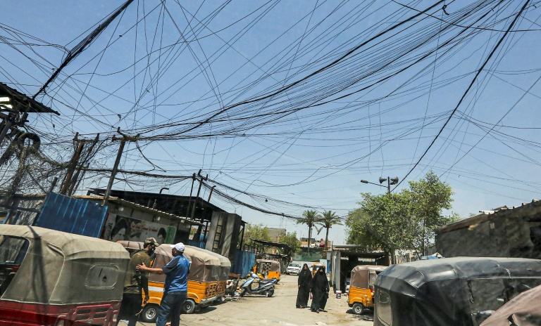 خطوط كهربائية متشابكة في مدينة الصدر في بغداد في 17 تموز/يوليو 2021(ا ف ب)