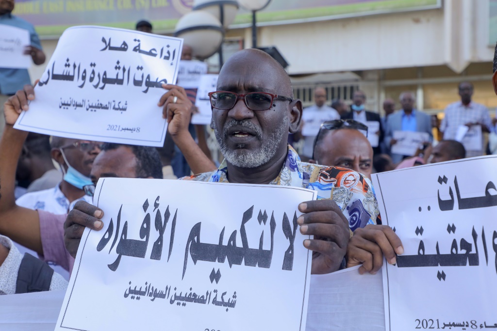 صحافيون سودانيون يرفعون لافتات خلال تظاهرة أمام مقر إذاعة 