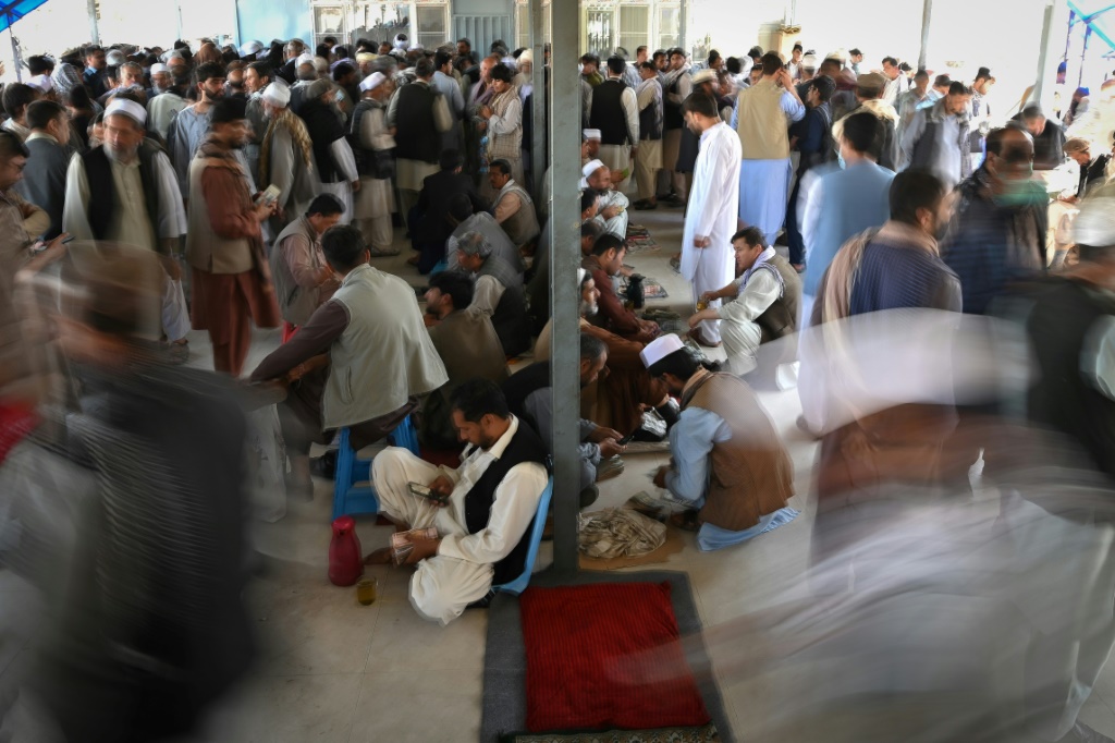 تجار صرافة أفغان في سوق نقود في كابول (أ ف ب)