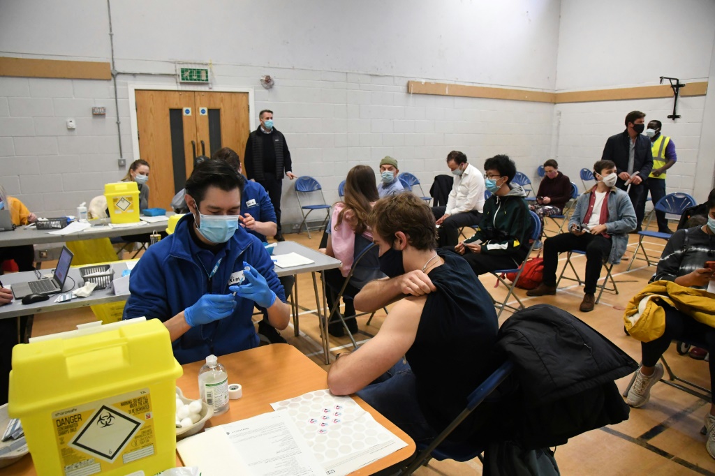 أشخاص يتلقون اللقاح ضد كوفيد في 13 ديسمبر في لندن (ا ف ب)