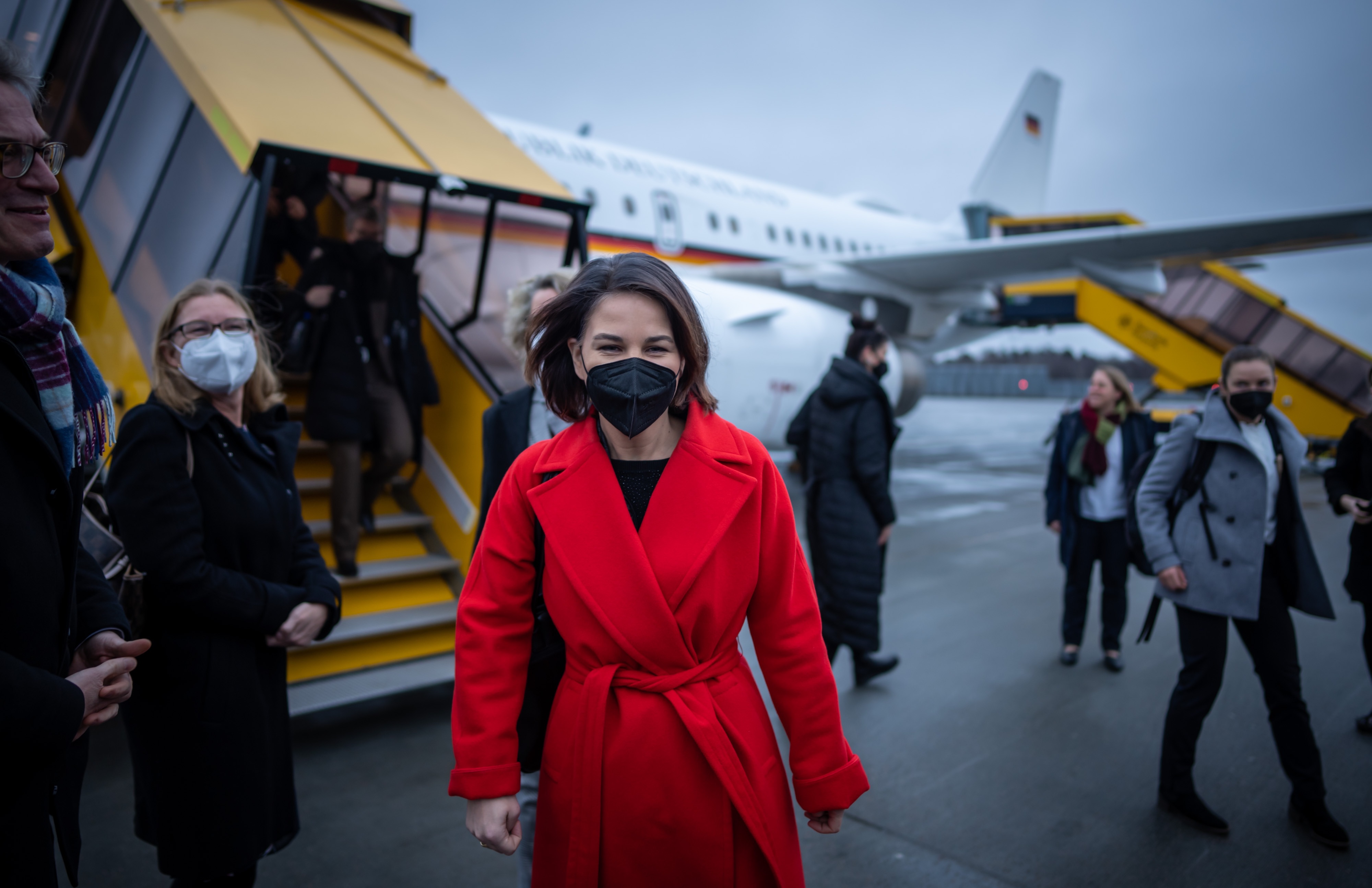  وزيرة الخارجية الألمانية آنالينا باربوك تسير على مدرج المطار بعد نزولها من طائرتها (د ب أ)
