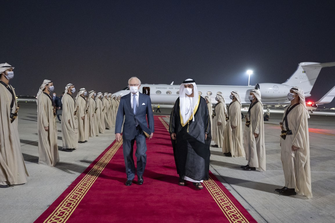 محمد بن زايد يستقبل ملك السويد  ‏(وام)